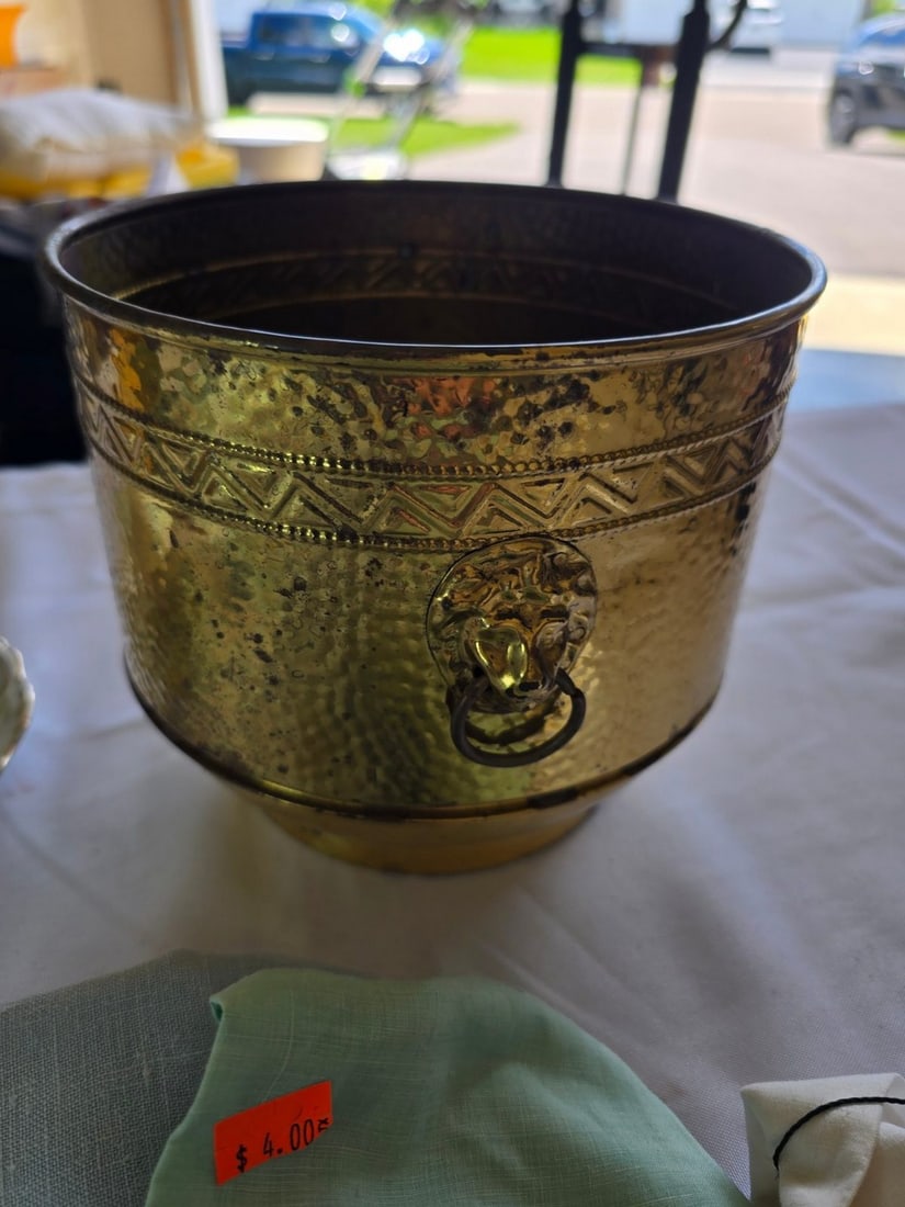 Collection of Vintage Decorative Items and Linens - 6