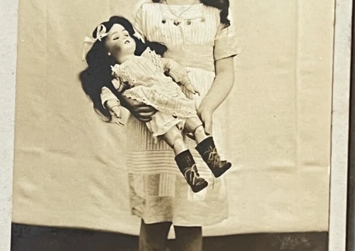 Antique CDV Photo Portrait Girl, Child, Toys, Doll Photograph 1902 - 4