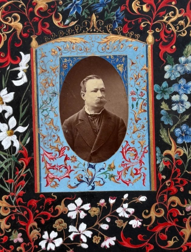 CDV Photograph Man Portrait 19th century Floral signed: Title: CDV Photograph Man Portrait 19th century Floral signed Description: Albumen mounted on CDV card Dimension: 28 x 21 cm Reserve: $180.00 Shipping: Domestic: Flat-rate of $20.00 to anywhere