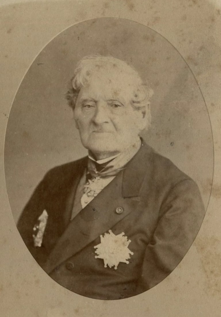 Antique French Cabinet Card Elderly Marquis Nobleman Portrait Medal Paris 1877: Title: Antique French Cabinet Card Elderly Marquis Nobleman Portrait Medal Paris 1877 Description: Albumen print mounted on CDV card Dimension: Approx 6.3 x 10.3cm Reserve: $70.00 Shipping: