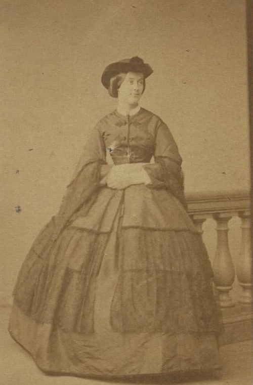 Marquise de Talhouët Portrait Royal - Antique CDV Photographs: Title: Marquise de Talhouët Portrait Royal - Antique CDV Photographs Description: Albumen print mounted on CDV card Dimension: Approx 6.3 x 10.3cm Reserve: $70.00 Shipping: Domestic:
