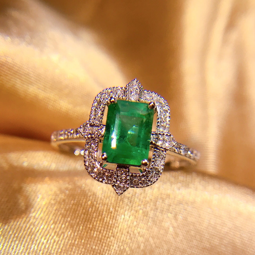 14K GOLD 1.3 CT VIVID GREEN NATURAL EMERALD and DIAMOND RING: Title:14K GOLD 1.3 CT VIVID GREEN NATURAL EMERALD and DIAMOND RING Description:Ref:230678496Gold Content:14K GoldRing Size:7.25USMain Gemstone:EmeraldNumber of stones:1Shape:OctagonalCarat Weight:1.3c