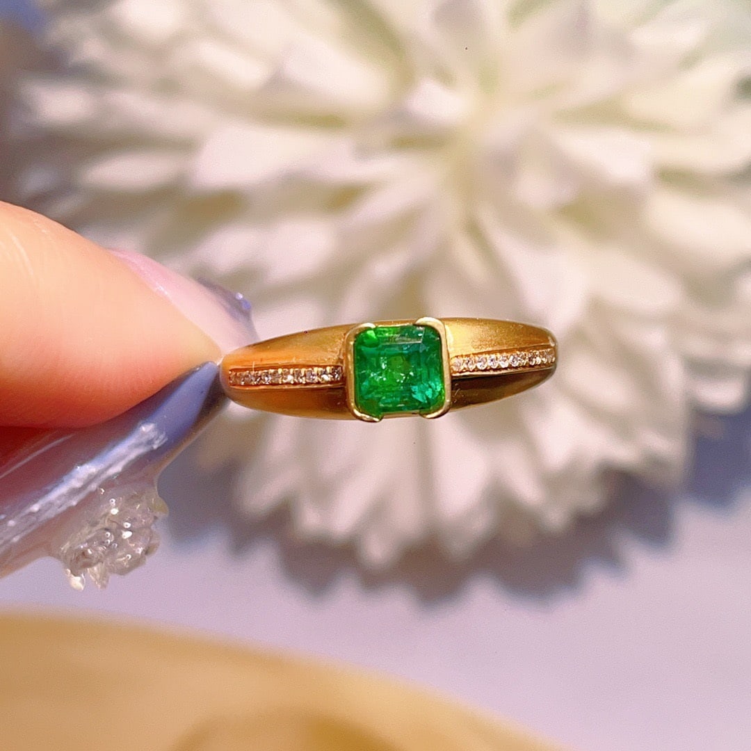 14K GOLD 0.88 CT VIVID GREEN NATURAL EMERALD and DIAMOND RING: Title:14K GOLD 0.88 CT VIVID GREEN NATURAL EMERALD and DIAMOND RING Description:Ref:230678492Gold Content:14K GoldRing Size:7.25USMain Gemstone:EmeraldNumber of stones:1Shape:OctagonalCarat Weight:0.8