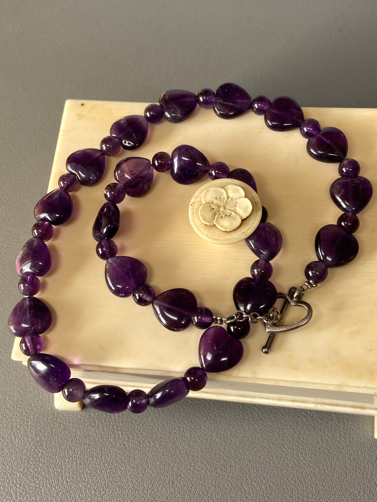 Vintage Royal Purple Amethyst Heart Bead Necklace: Title: Vintage Royal Purple Amethyst Heart Bead Necklace Description:This elegant amethyst necklace showcases beautifully carved heart-shaped beads and round beads, crafted from high-quality natural a