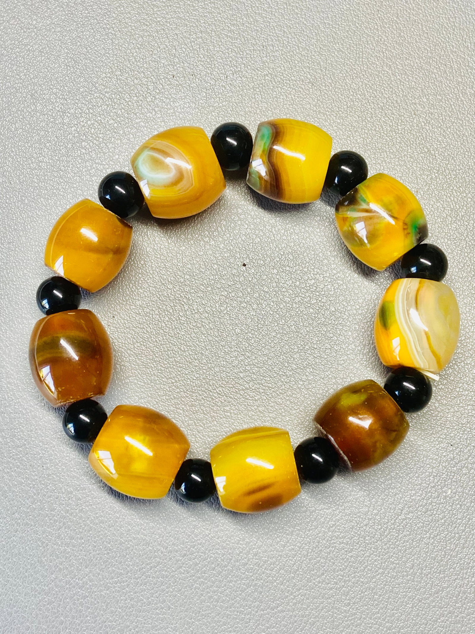 Vintage Tibetan Natural Yellow Agate Amulet Bracelet: Title: Vintage Tibetan Natural Yellow Agate Amulet Bracelet Description:This exquisite Tibetan amulet bracelet is crafted from natural yellow agate, renowned for its warm hues and unique banding patte