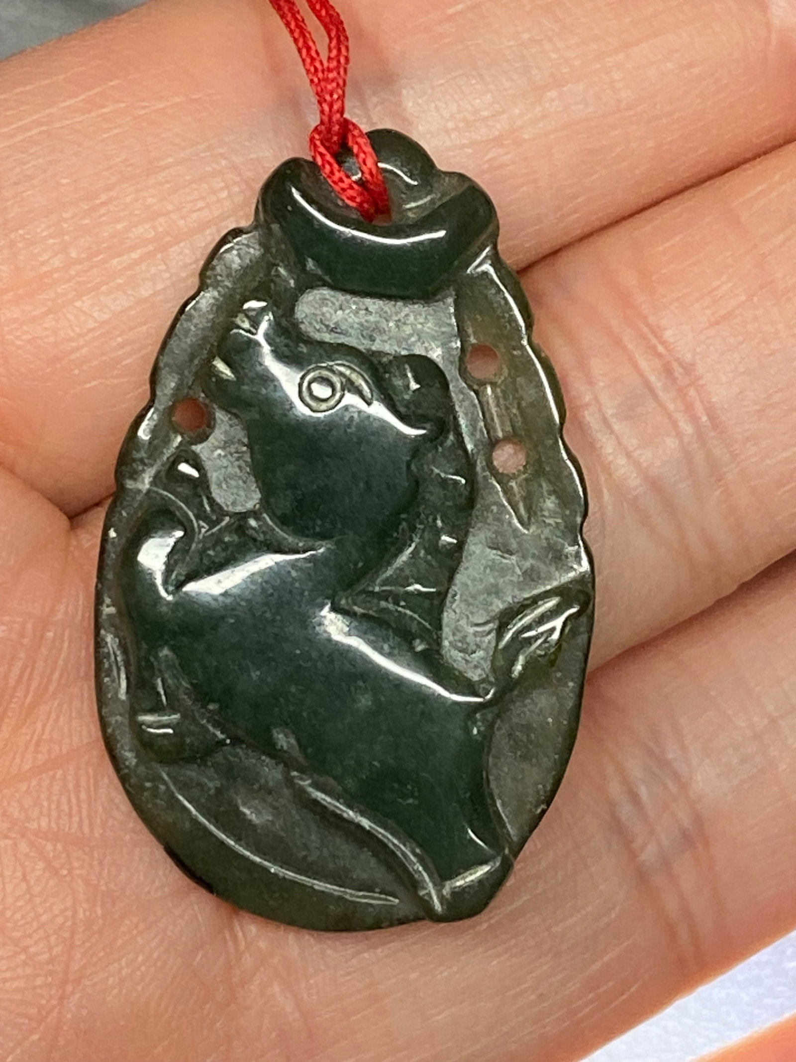 Vintage Jadeite Jade Zodiac Horse Pendant: Title: Vintage Jadeite Jade Zodiac Horse Pendant Description:Vintage Jadeite Jade Zodiac Horse Pendant This stunning pendant is expertly carved from natural Jadeite jade, depicting the Chinese zodiac 