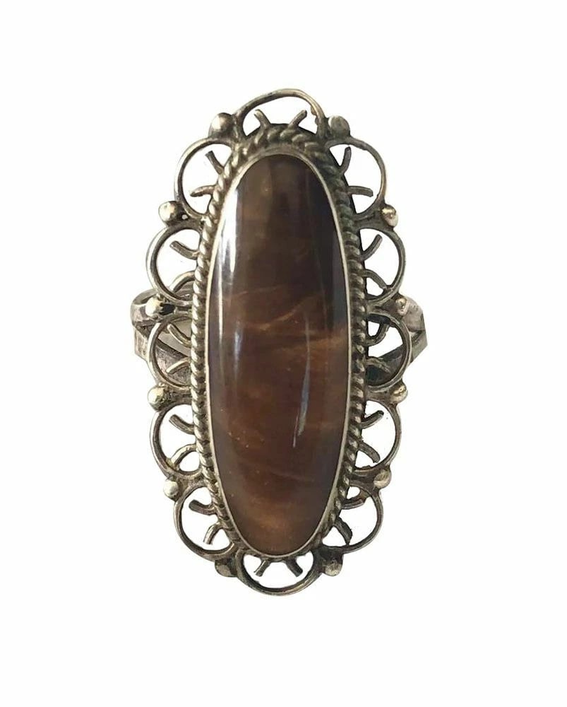 Pre Owned Mexican Sterling Silver Enamel Oval Filigree Ring: Title:Pre Owned Mexican Sterling Silver Enamel Oval Filigree Ring Description:Pre owned Mexican sterling silver oval ring with enamel. Measurement from diameter: 17mm Measurement from oval: 1.1" x 0.6