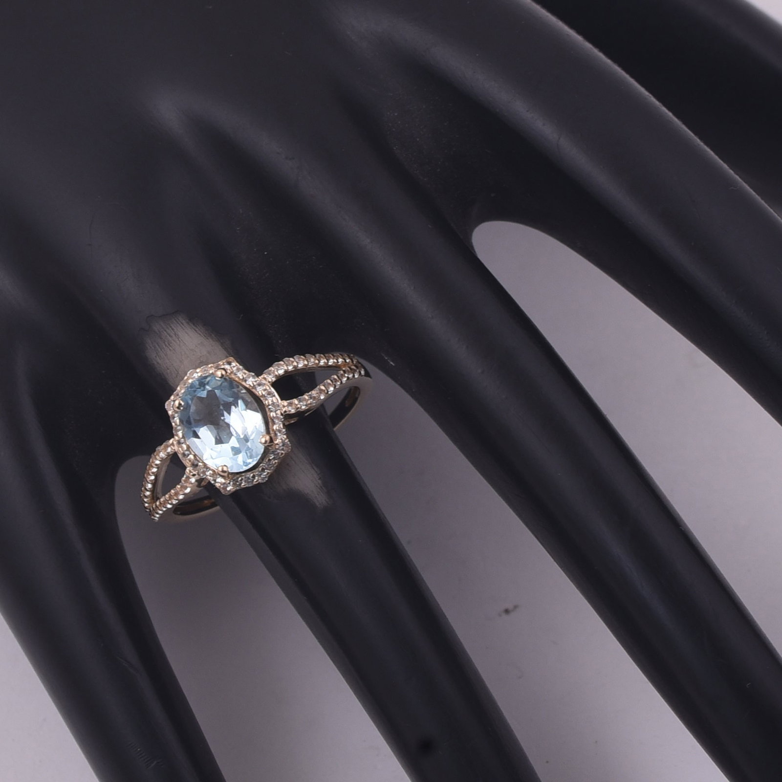 1.80 Ct Oval Blue Topaz 9K Gold Ring - 2