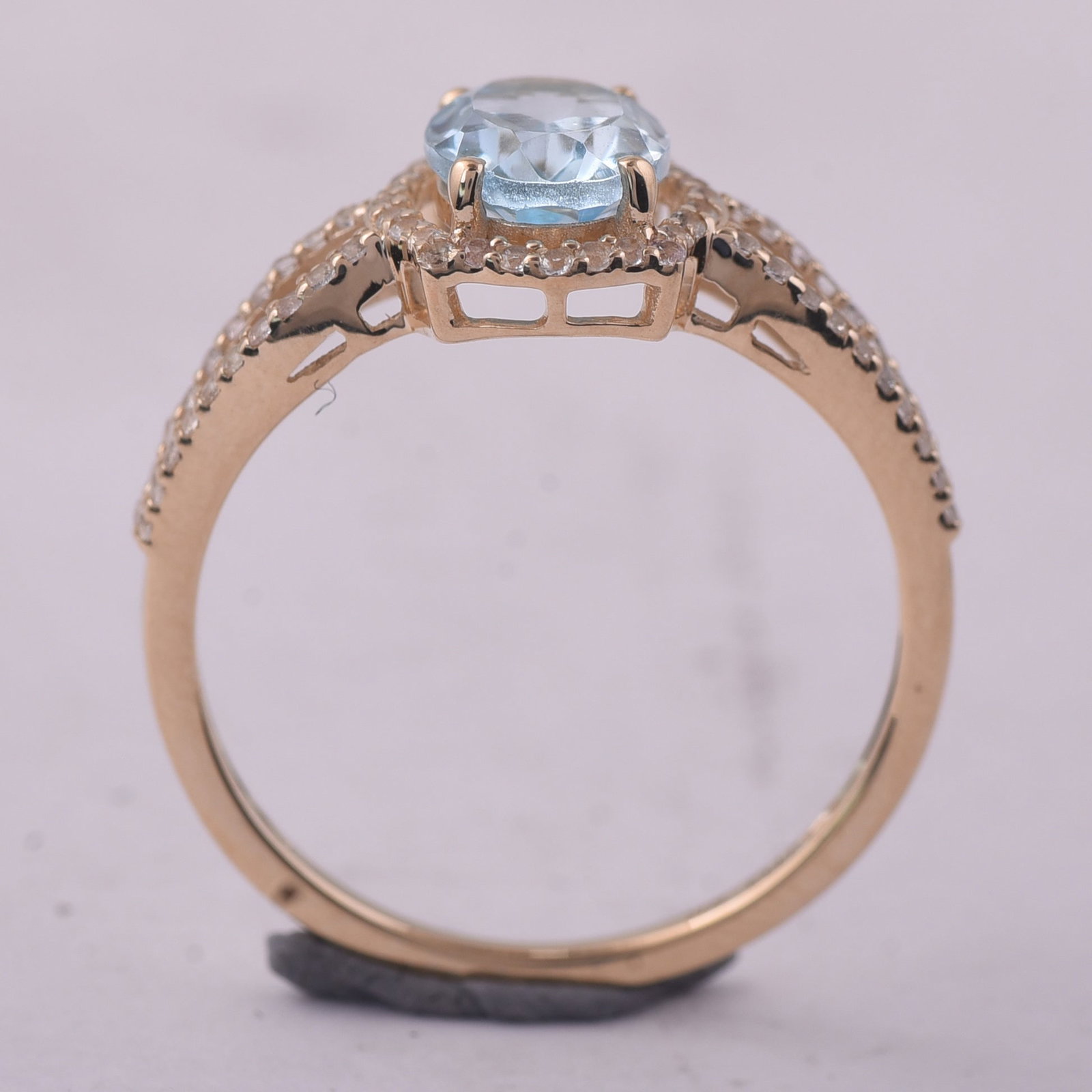 1.80 Ct Oval Blue Topaz 9K Gold Ring - 4