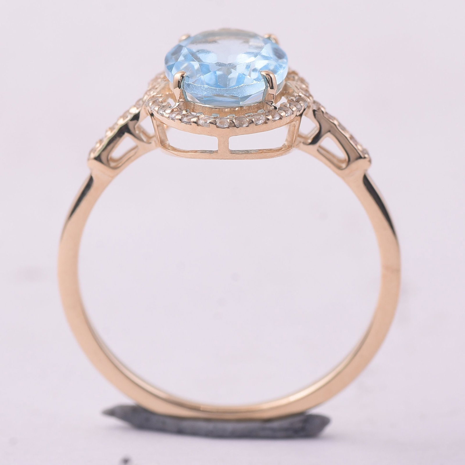 2.24 Ct Oval Blue Topaz 9K Gold Ring - 4