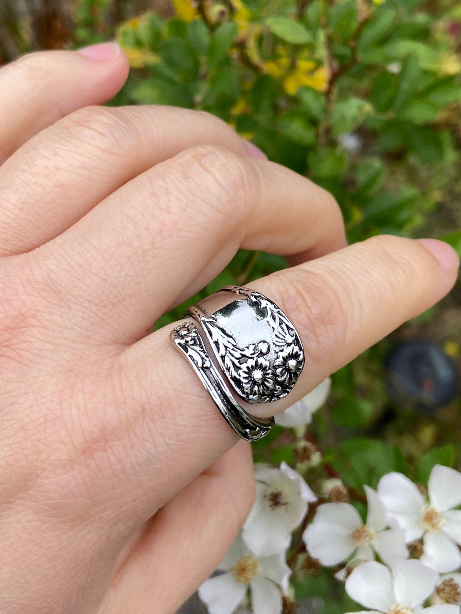 Retro daisy flower spoon ring: Title: Retro daisy flower spoon ring Description:Retro daisy flower spoon ring Date/Period: Contemporary (21st Century) Materials:Material: titanium steel Dimension:size US 9, open band slightly adjus
