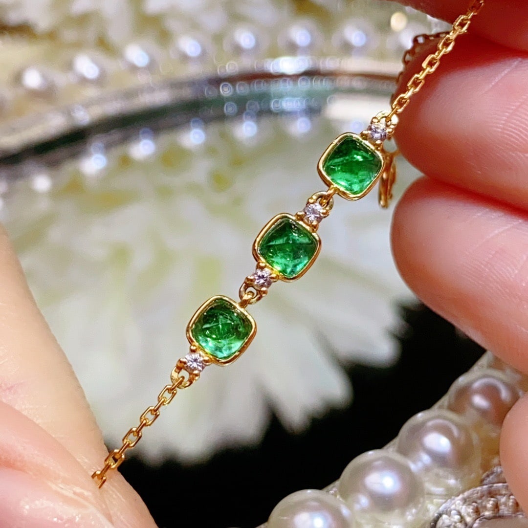 14K GOLD 1.18 CT VIVID GREEN NATURAL EMERALD and DIAMOND BRACELET: Title:14K GOLD 1.18 CT VIVID GREEN NATURAL EMERALD and DIAMOND BRACELET Description:Ref:230678497Gold Content:14K GoldMain Gemstone:EmeraldNumber of stones:3Shape:Suger-LoafCarat Weight:1.18ct