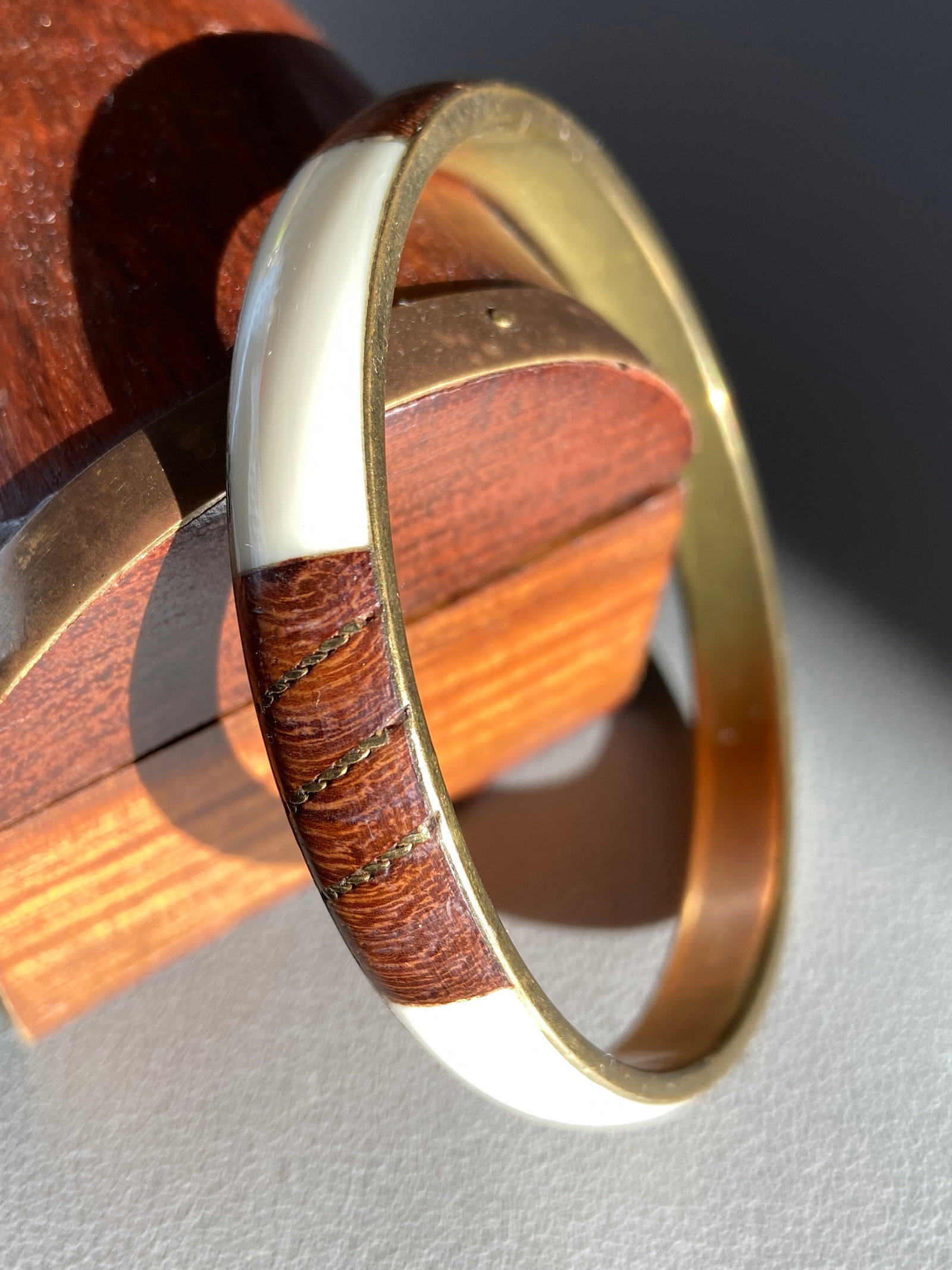 Vintage Rosewood Inlay Brass Bangle: Title: Vintage Rosewood Inlay Brass Bangle Description:This elegant vintage bangle features a beautiful combination of warm-toned brass and rich rosewood inlay. The smooth, polished design showcases