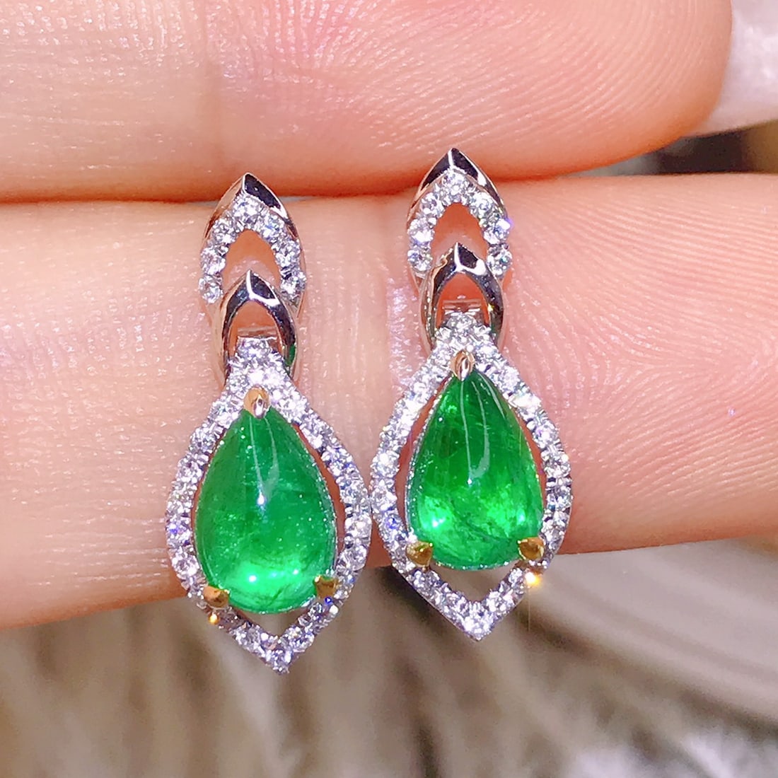 14K GOLD 1.88 CT VIVID GREEN NATURAL EMERALD and DIAMOND EARRINGS: Title:14K GOLD 1.88 CT VIVID GREEN NATURAL EMERALD and DIAMOND EARRINGS Description:Ref:230678500Gold Content:14K GoldMain Gemstone:EmeraldNumber of stones:2Shape:PearCarat Weight:1.88ct Color:Vivid G