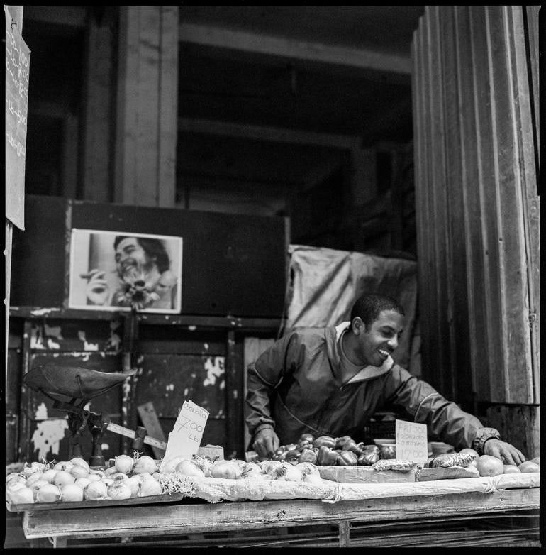 Happy Faces, Che Guevara & Fruit Seller, Havana - Silver Gelatin Photograph: Title: Happy Faces, Che Guevara & Fruit Seller, Havana - Silver Gelatin Photograph Description: Happy Faces, Che Guevara & Fruit Seller, Havana - Silver Gelatin Photograph - Limited Edition of 10 Paul