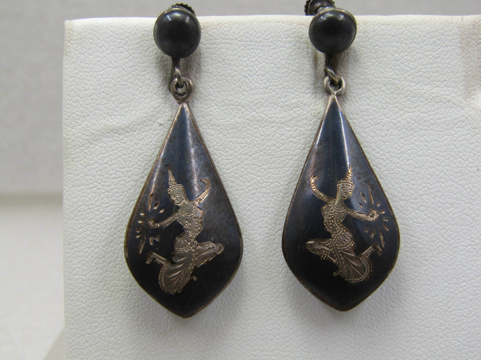 Vintage Sterling Siam Goddess Earrings, Screw Back, Black Enameled, Mid-Century: Title: Vintage Sterling Siam Goddess Earrings, Screw Back, Black Enameled, Mid-Century Description: Vintage Sterling Siam Goddess Earrings, Screw Back, Black Enameled, Mid-Century. 7mm round black stu