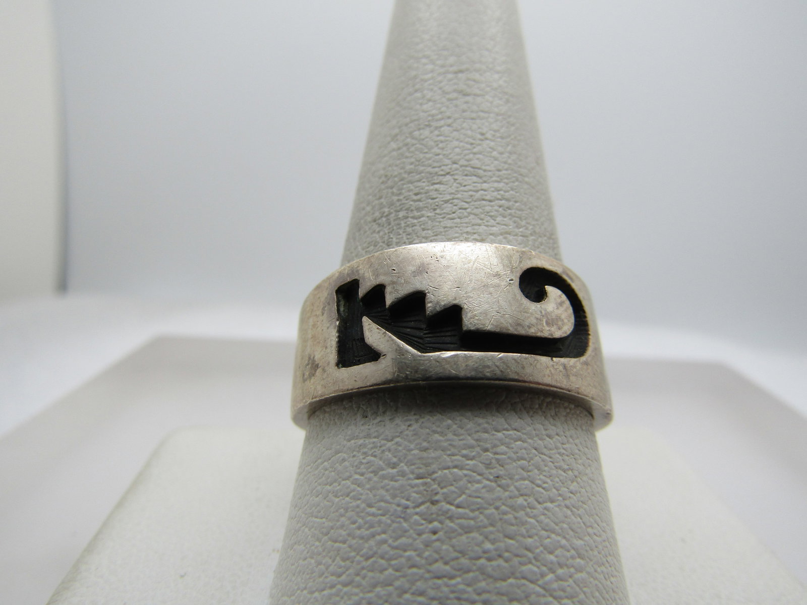 Vintage Sterling Carved Ring, Sz. 10.5, Signed. Could be Asian to Native American.: Title: Vintage Sterling Carved Ring, Sz. 10.5, Signed. Could be Asian to Native American. Description: Vintage Sterling Carved Ring, Sz. 10.5, Appx. 1980's-1990's, could be earlier. This could be