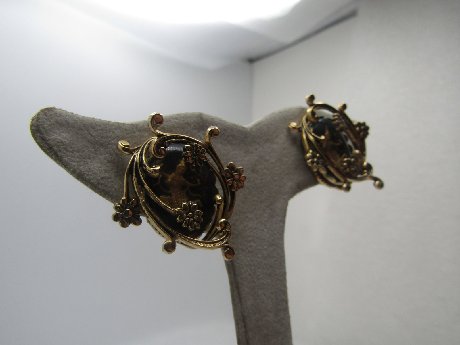 Vintage Siam Goddess Bradelet & Earrings Screwback, 7.5", 1950's, Book Link/Panel - 9