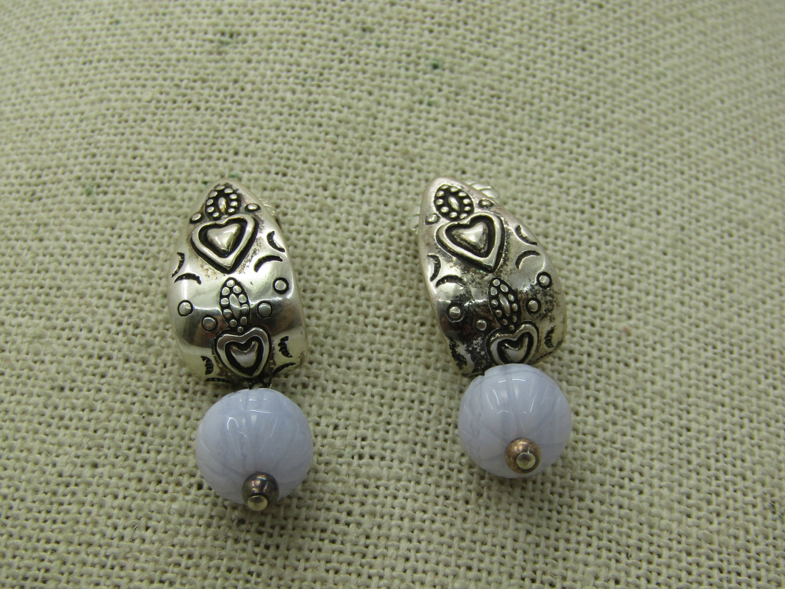 Sterling Carolyn Pollack Southwestern Sterling Blue Agate Earrings: Title: Sterling Carolyn Pollack Southwestern Sterling Blue Agate Earrings Description: Sterling Carolyn Pollack Southwestern Sterling Blue Agate Earrings, curved heart repousse and stamped top with a 