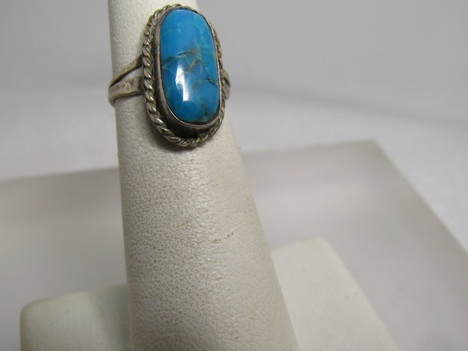 Vintage Sterling Southwestern Turquoise Ring, Sz. 4.25, 1970's-1980's: Title: Vintage Sterling Southwestern Turquoise Ring, Sz. 4.25, 1970's-1980's Description: Vintage Sterling Southwestern Turquoise Ring, Sz. 4.25, 1970's-1980's. This has a turquoise stone that does ha