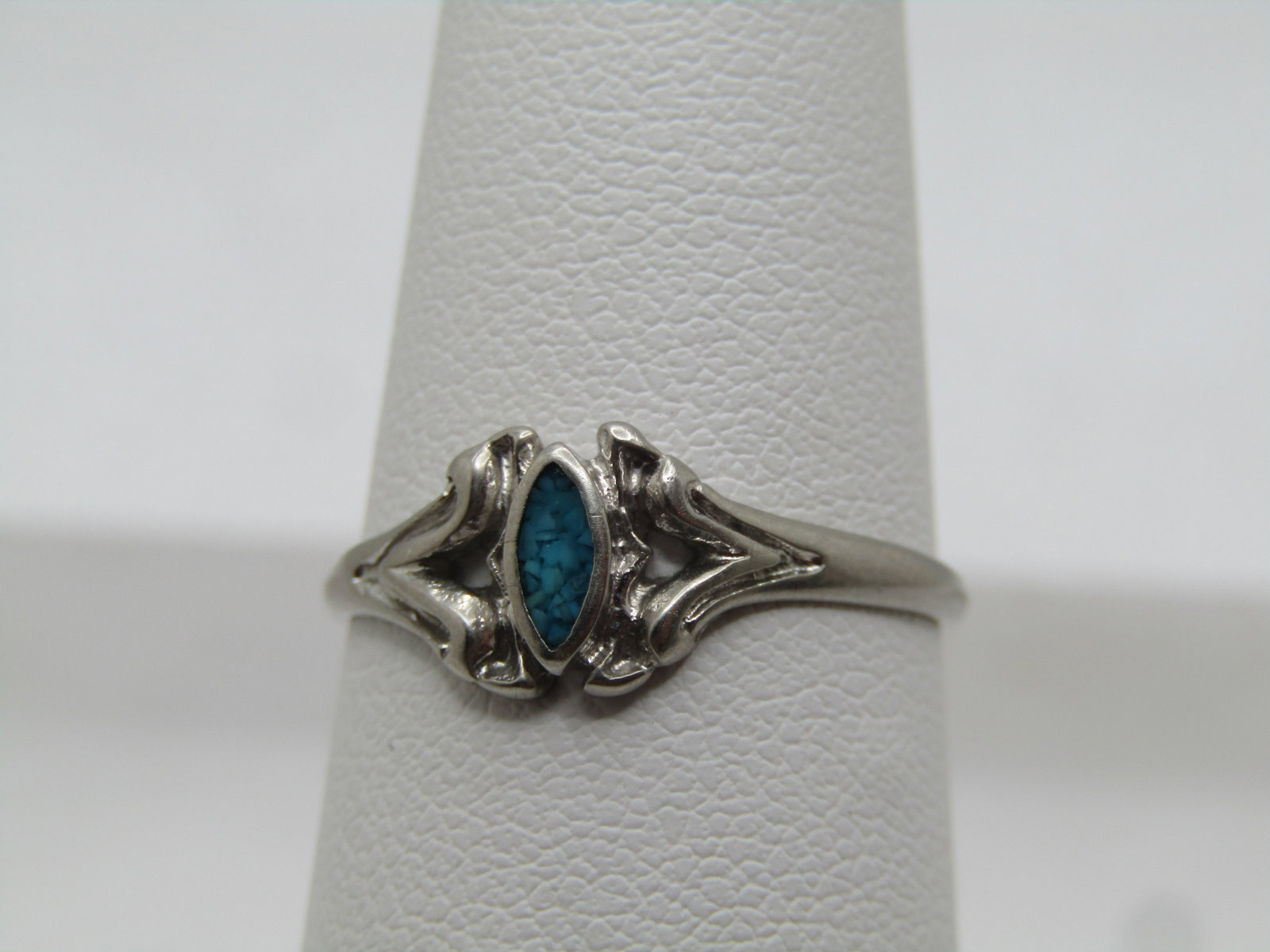 Vintage Southwestern Turquoise Chip Ring, Sz. 7. 1970's-1980's: Title: Vintage Southwestern Turquoise Chip Ring, Sz. 7. 1970's-1980's Description: Vintage Southwestern Turquoise Chip Ring, Sz. 7. 1970's-1980's. Silver tone with a center pointed inlaid section of