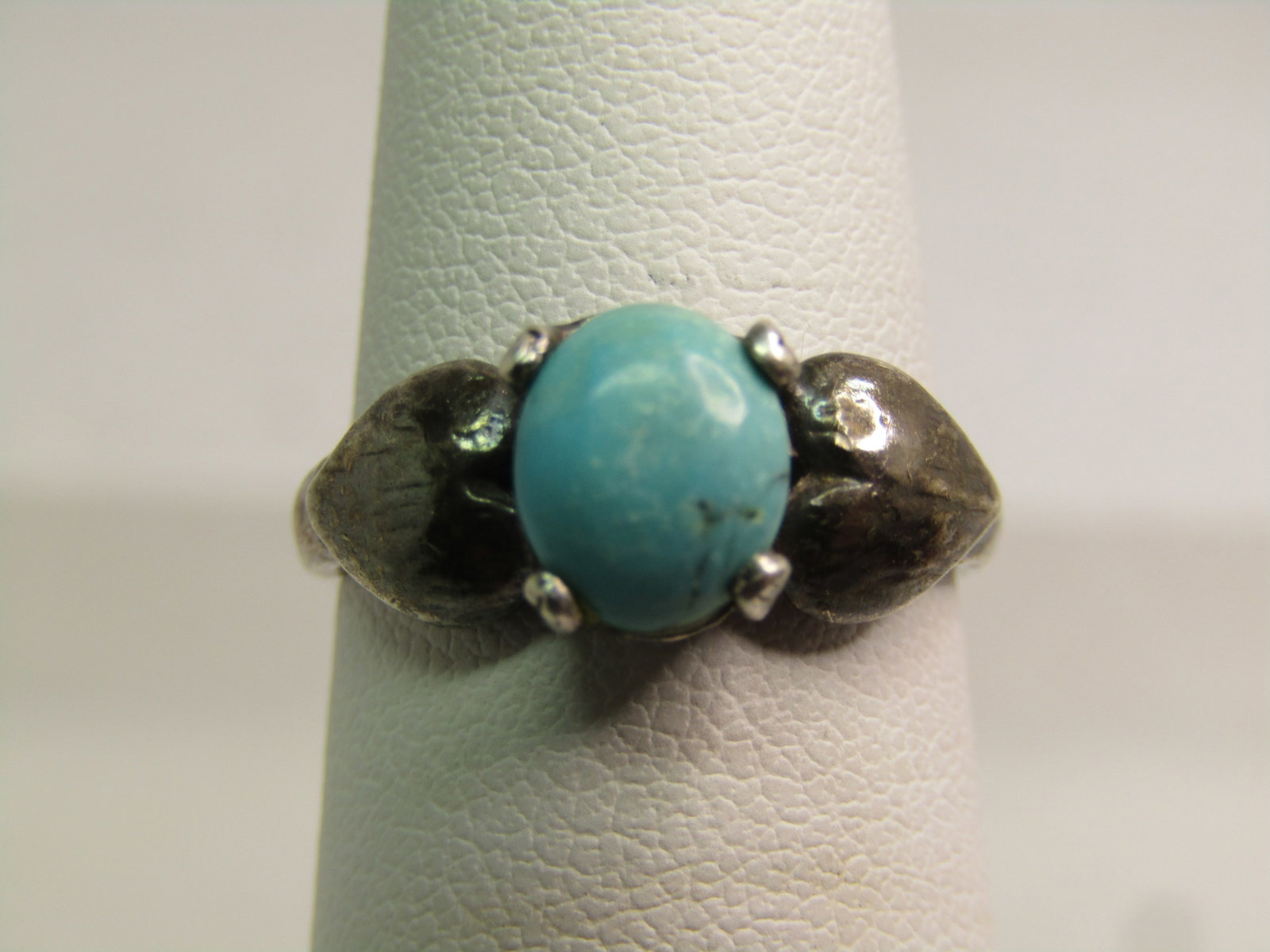 Vintage Sterling Southwestern Turquoise Ring, Sz. 4.5, Heart Leaves, 1970's-1980's: Title: Vintage Sterling Southwestern Turquoise Ring, Sz. 4.5, Heart Leaves, 1970's-1980's Description: Vintage Sterling Southwestern Turquoise Ring, Sz. 4.5, Heart Leaves, 1970's-1980's. This has a pr