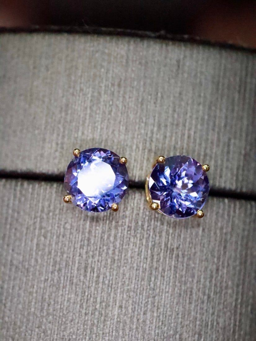 18K Gold Natural Tanzanite Earrings: Title: 18K Gold Natural Tanzanite Earrings Description: These earrings are meticulously set in 18K gold, showcasing the unique allure of natural tanzanite. The main stone is clear and captivating,