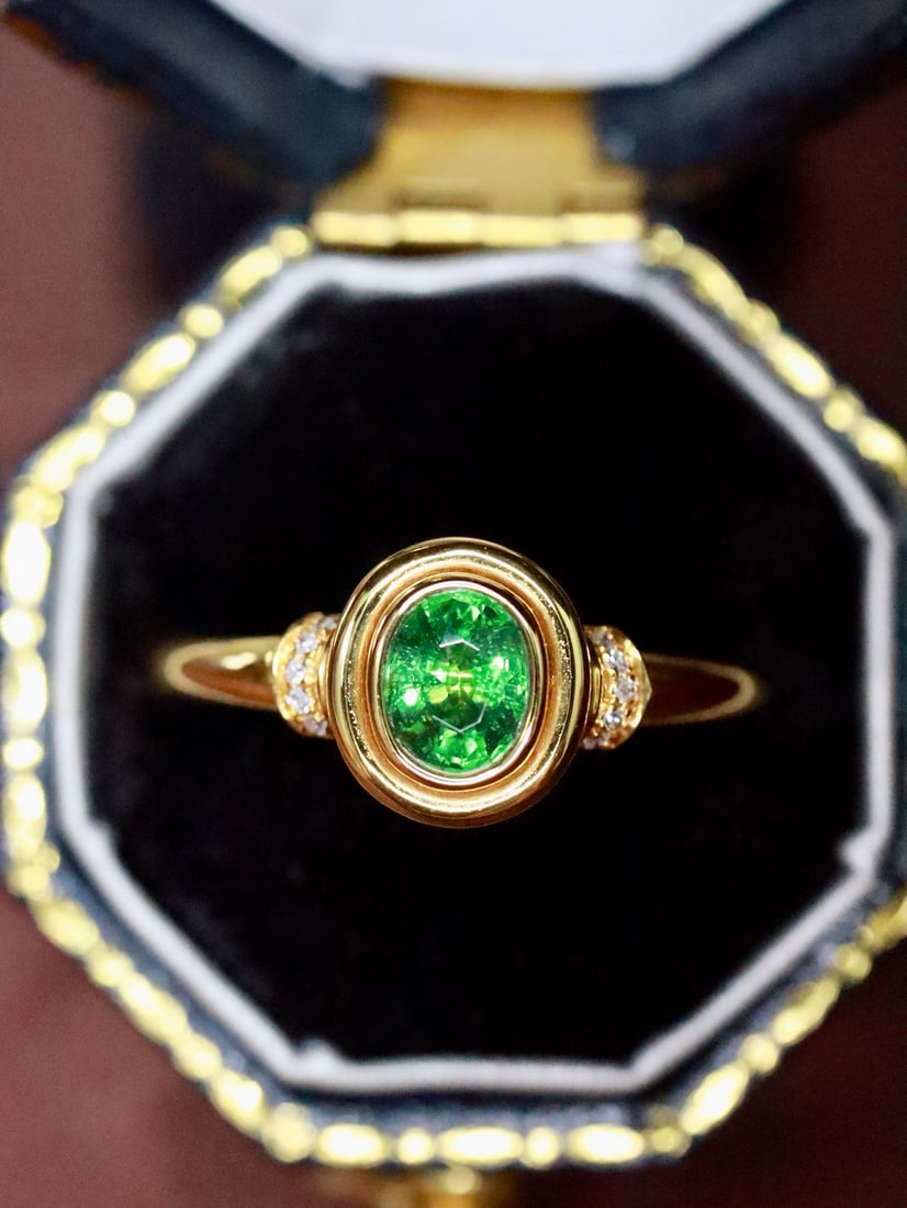 18K Gold Tsavorite Ring: Title: 18K Gold Tsavorite Ring Description: This Tsavorite ring captivates with its vivid color and flawless glassy texture. The simple design exudes noble elegance, suitable for any occasion. The