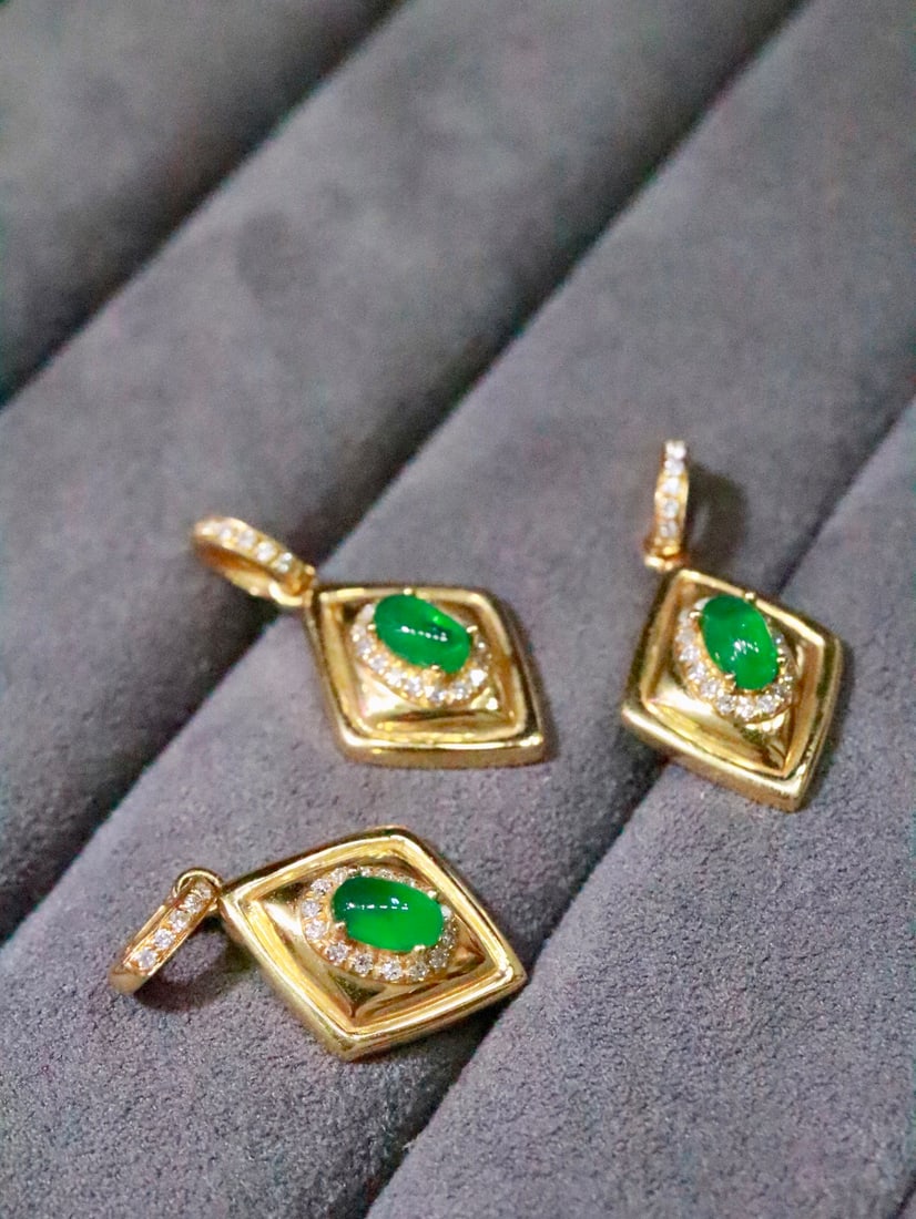18K Gold Emerald Pendant - 2
