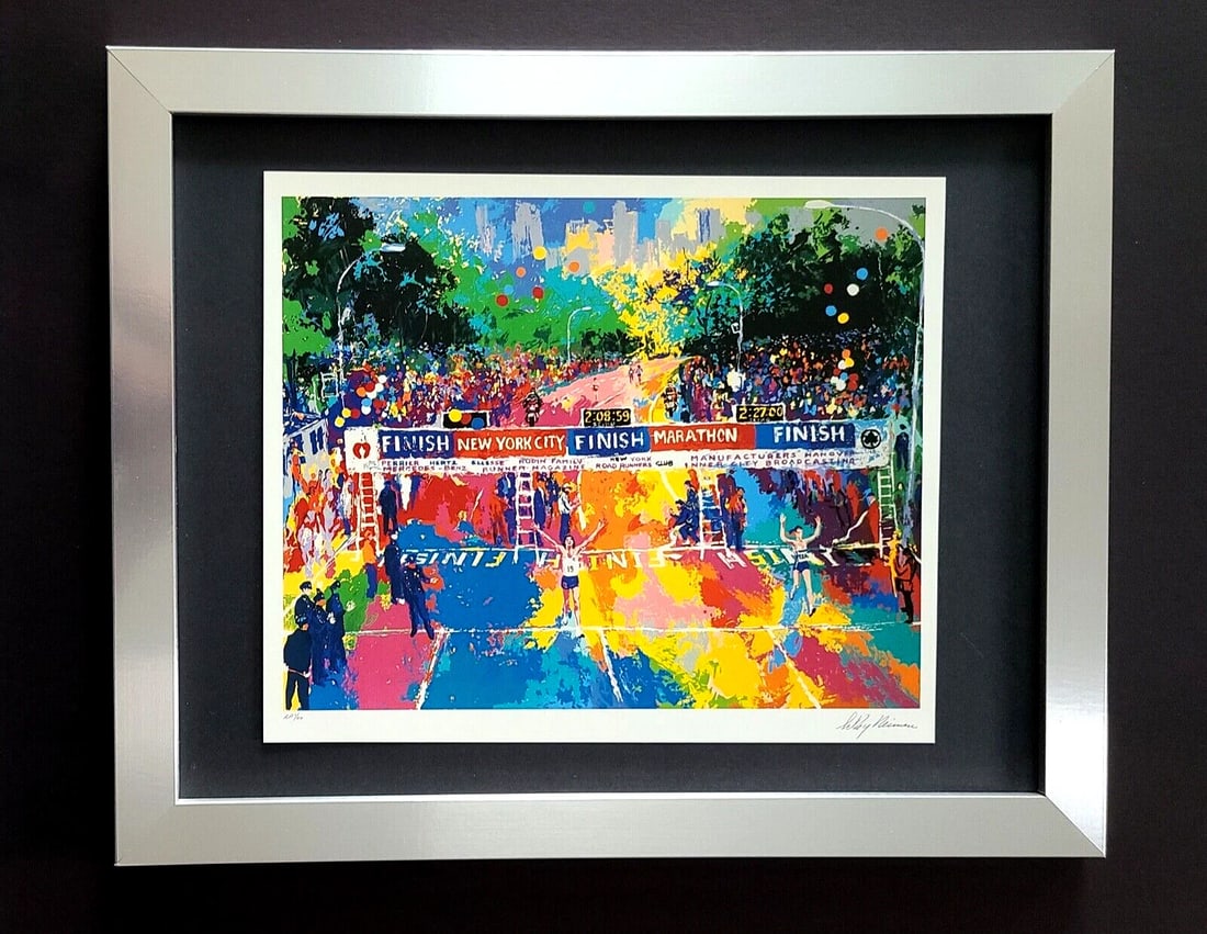LEROY NEIMAN + 1980's VINTAGE SIGNED PRINT FRAMED + " NEW YORK MARATHON " $: We have for Sale this LEROY NEIMAN AWESOME 1980'S PRINT AFTER THE SERIGRAPH " NEW YORK MARATHON " PLATE SIGNED FULL OF COLOR PRINT SIZE OF THE PRINT IS ABOUT: 9 X 11 in NEW SILVER FRAME COVERS AN AREA
