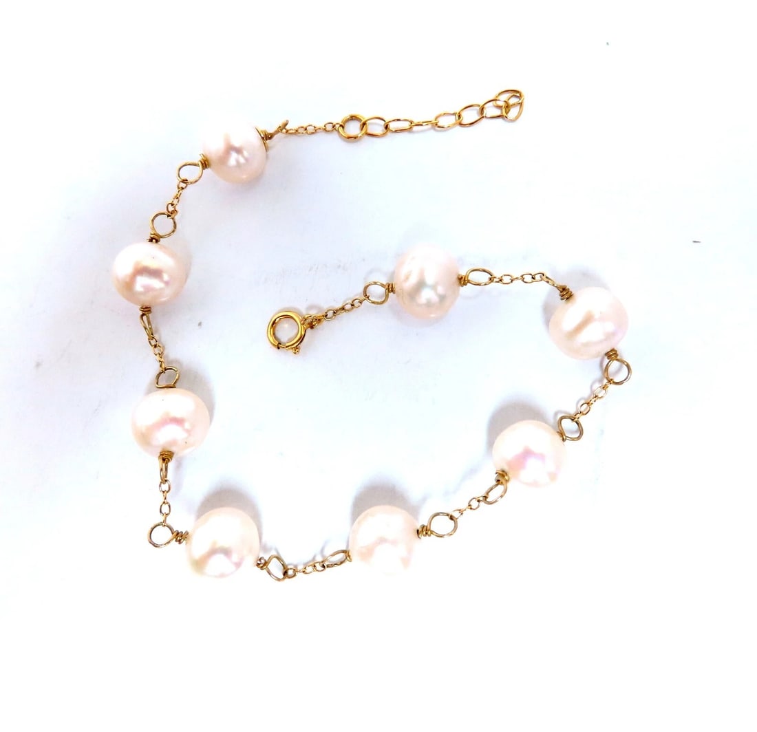 8 mm freshwater Pearl silver bracelet**: Title: 8 mm freshwater Pearl silver bracelet** Description: Freshwater pearls silver bracelet. 8mm pearls 8 inches Silver 7 grams ....*. Reserve: $140.00 Shipping: Domestic: Free sh