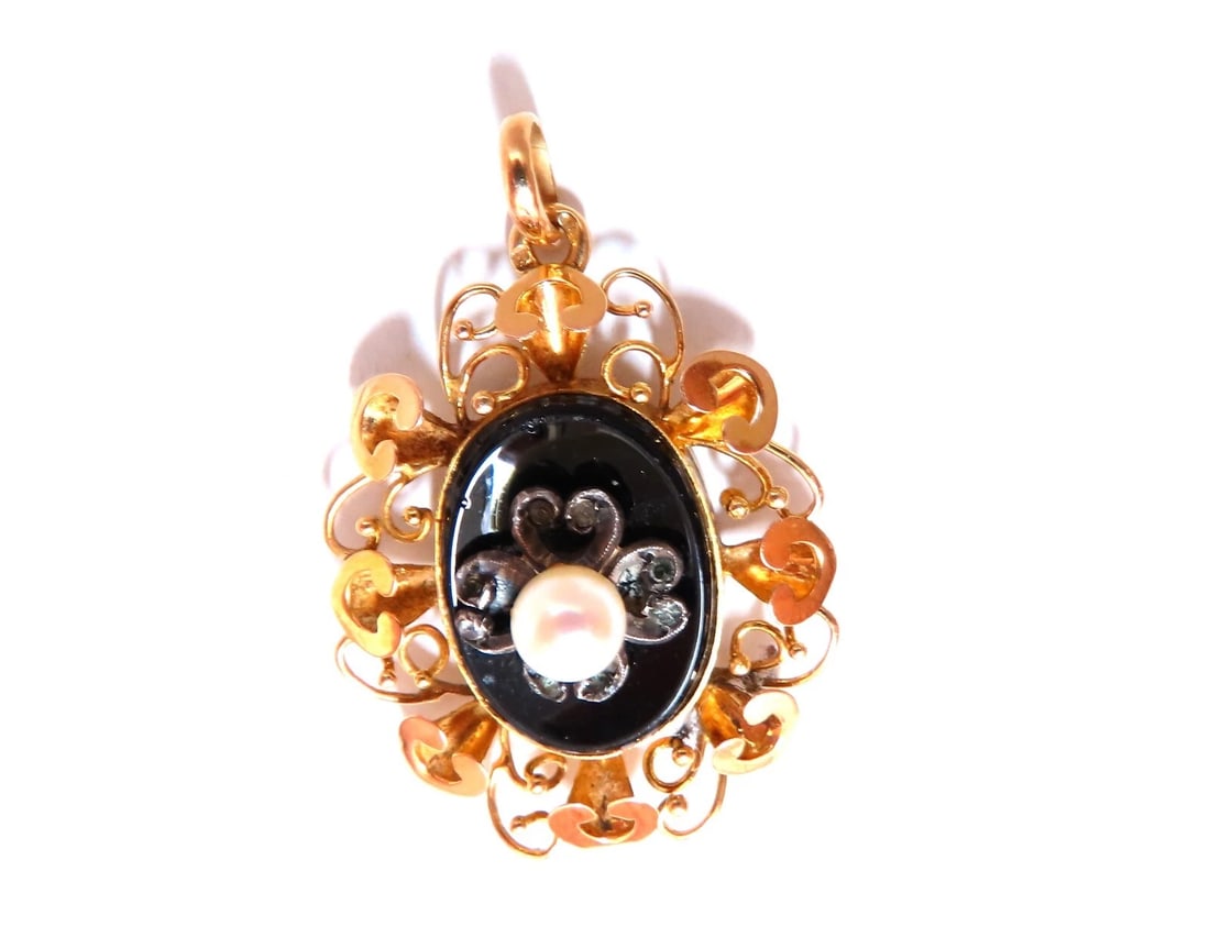 Vintage 18 karat Pearl onyx fluted frame pendant**: Title: Vintage 18 karat Pearl onyx fluted frame pendant** Description: Vintage estate Pearl and onyx frame pendant. 5 mm natural South Seas Pearl 17x12 natural jet black onyx Overall frame 30x25 mm 18
