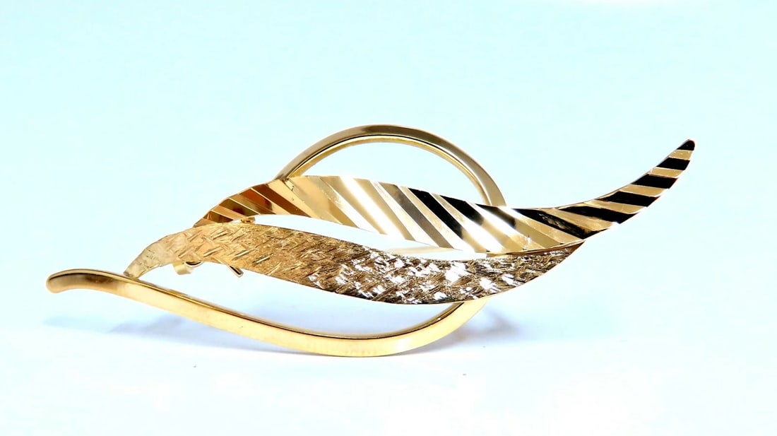 Leaf Pin 14kt **: Title: Leaf Pin 14kt ** Description: MAGNIFICENT JEWELS Leaf Motif Gold pin. 2.4 x .84 inch 14kt. yellow gold 4.4 grams All Items come with a Free White ribbon gift box. , MORE COMING DAILY Reserve: