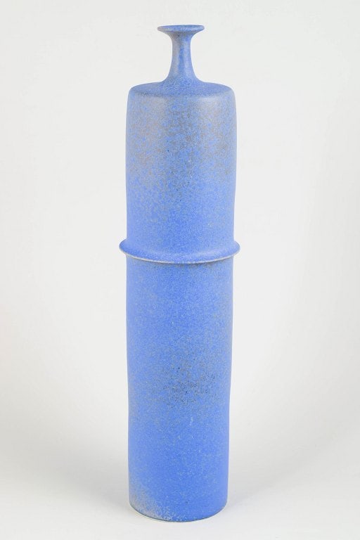 Kaj Fogelberg, Sweden. Large tall cylindrical stoneware vase, Approx. 1980/90s: Kaj Fogelberg, Sweden. Large unique vase, 1980/90s Very large, sculptural studio-ceramic vase in a tall cylindrical form with a characteristic two-part profile and a narrow, lifted neck. Executed in