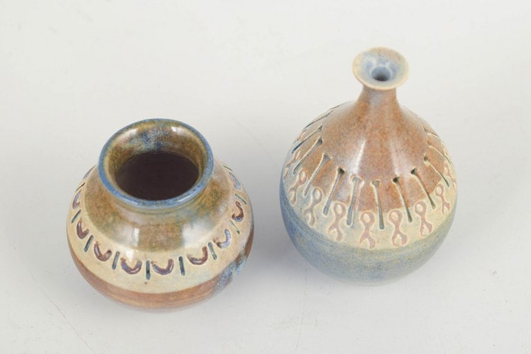 Ulla Wiinblad for Allingsas Keramik, Sweden. Two miniature stoneware vases with blue, green and - 2