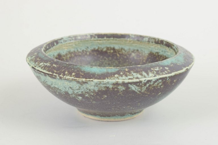 Scandinavian studio potter. Stoneware bowl with wide rounded rim. Approx. 1970s.: Scandinavian studio potter. Unique bowl, 1980s. Hand-thrown stoneware bowl with wide rounded rim and vibrant blue-green glaze over a dark brown body. Origin: Scandinavia. Designer: Studio potter,