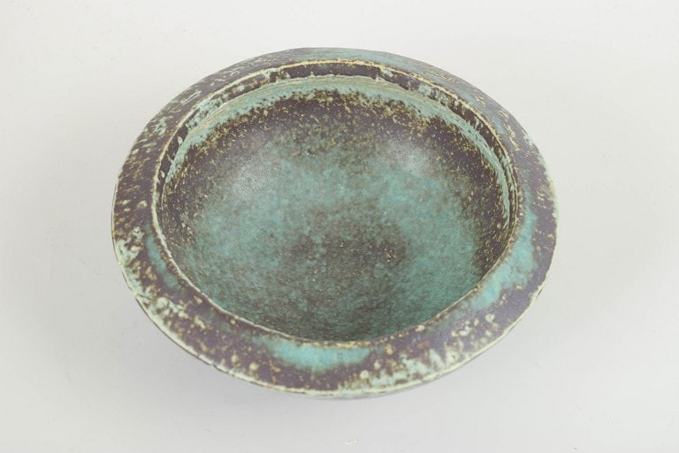 Scandinavian studio potter. Stoneware bowl with wide rounded rim. Approx. 1970s. - 2