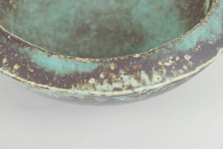 Scandinavian studio potter. Stoneware bowl with wide rounded rim. Approx. 1970s. - 3