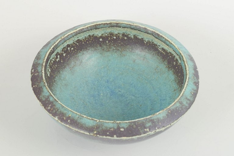 Scandinavian studio potter. Stoneware bowl with wide rounded rim. Approx. 1970s. - 2
