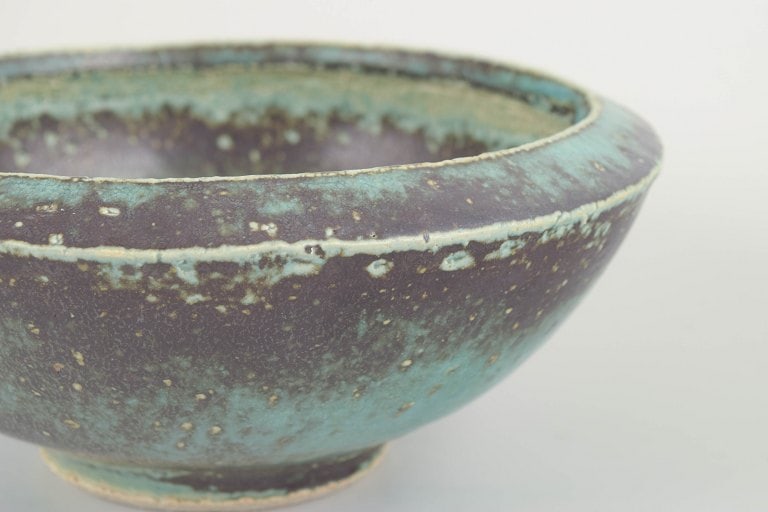Scandinavian studio potter. Stoneware bowl with wide rounded rim. Approx. 1970s. - 3