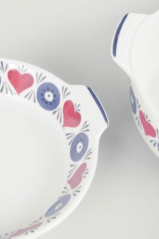 Marianne Westman for Rorstrand, Sweden. Stoneware ovenproof bowl and dish with floral motif. Approx. - 3