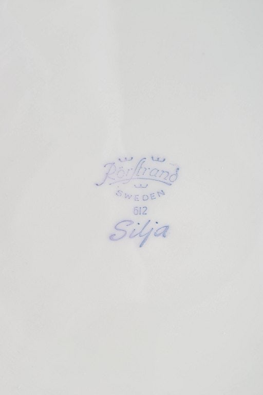 Marianne Westman for Rorstrand, Sweden. Set of four stoneware dinner plates with floral motif. - 4