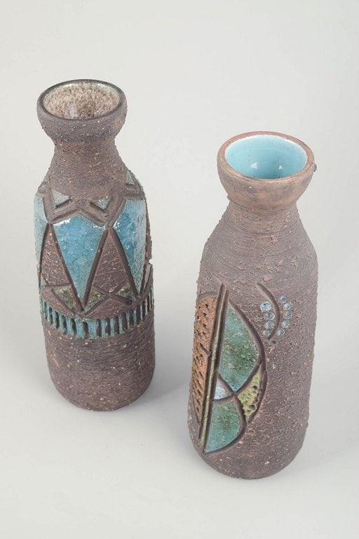 Tilgmans Keramik, Sweden. Pair of vases in chamotte clay with relief decoration. Approx. 1960s. - 2