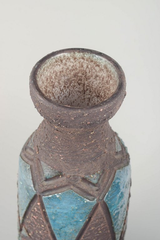 Tilgmans Keramik, Sweden. Pair of vases in chamotte clay with relief decoration. Approx. 1960s. - 3