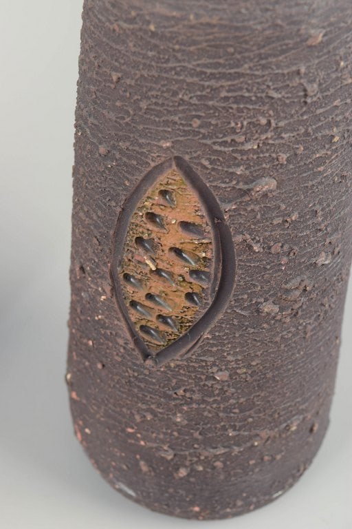 Tilgmans Keramik, Sweden. Pair of vases in chamotte clay with relief decoration. Approx. 1960s. - 4