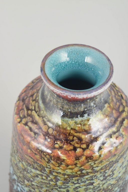 Tilgmans Keramik, Sweden. Large vase in chamotte clay with volcanic glaze. Approx. 1960s. - 3