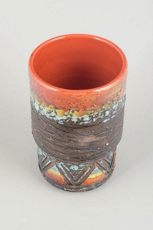 Tilgmans Keramik, Sweden. Cylindrical vase in chamotte clay. Approx. 1960/70s. - 2