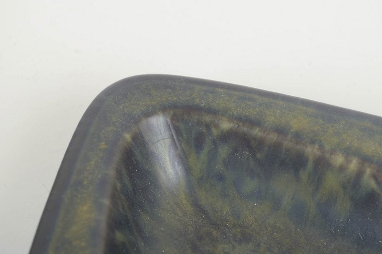 Gunnar Nylund for Rorstrand, Sweden. Low rectangular stoneware bowl with a green glaze. Mid-20th - 3
