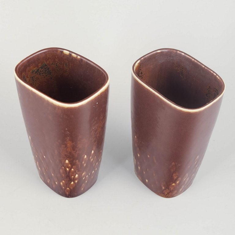 Carl-Harry Stalhane for Rorstrand, Sweden. Pair of stoneware vases with a reddish-brown glaze. - 2