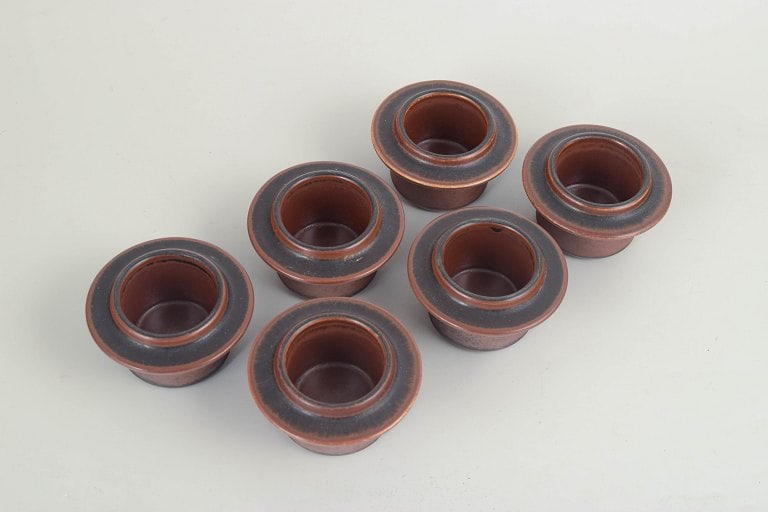 Ulla Procope for Arabia, Finland. Ruska set of six stoneware egg cups in earth tones. Approx. 1970s. - 2